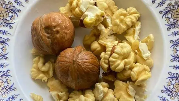 photo of walnuts - 5 pieces per serving size