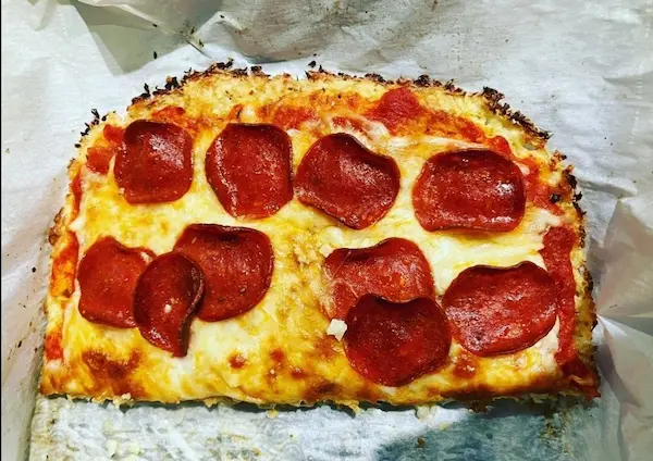 Photo of mac and cheese pizza with pepperoni and mozzarella cheese